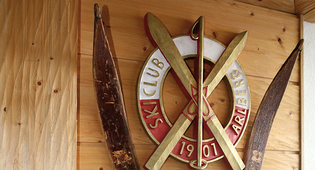 Skiclub Arlberg Abzeichen und alte Skier im Eingangsbereich, Pension Grissemann, Lech am Arlberg